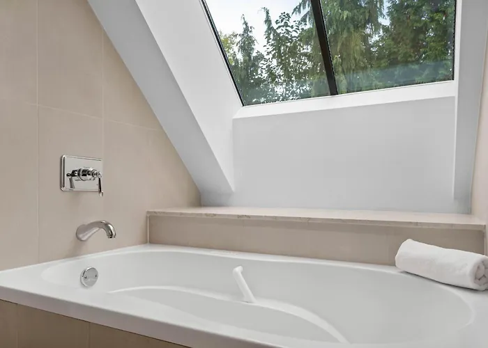 3Br In Gleneagle, Soaker Tub With Skylight, Wood Burning Fireplace, Spacious Layout