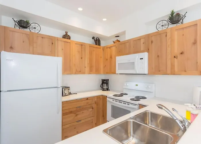 Bright And Clean, Walk Everywhere, Shared Pool And Hot Tub